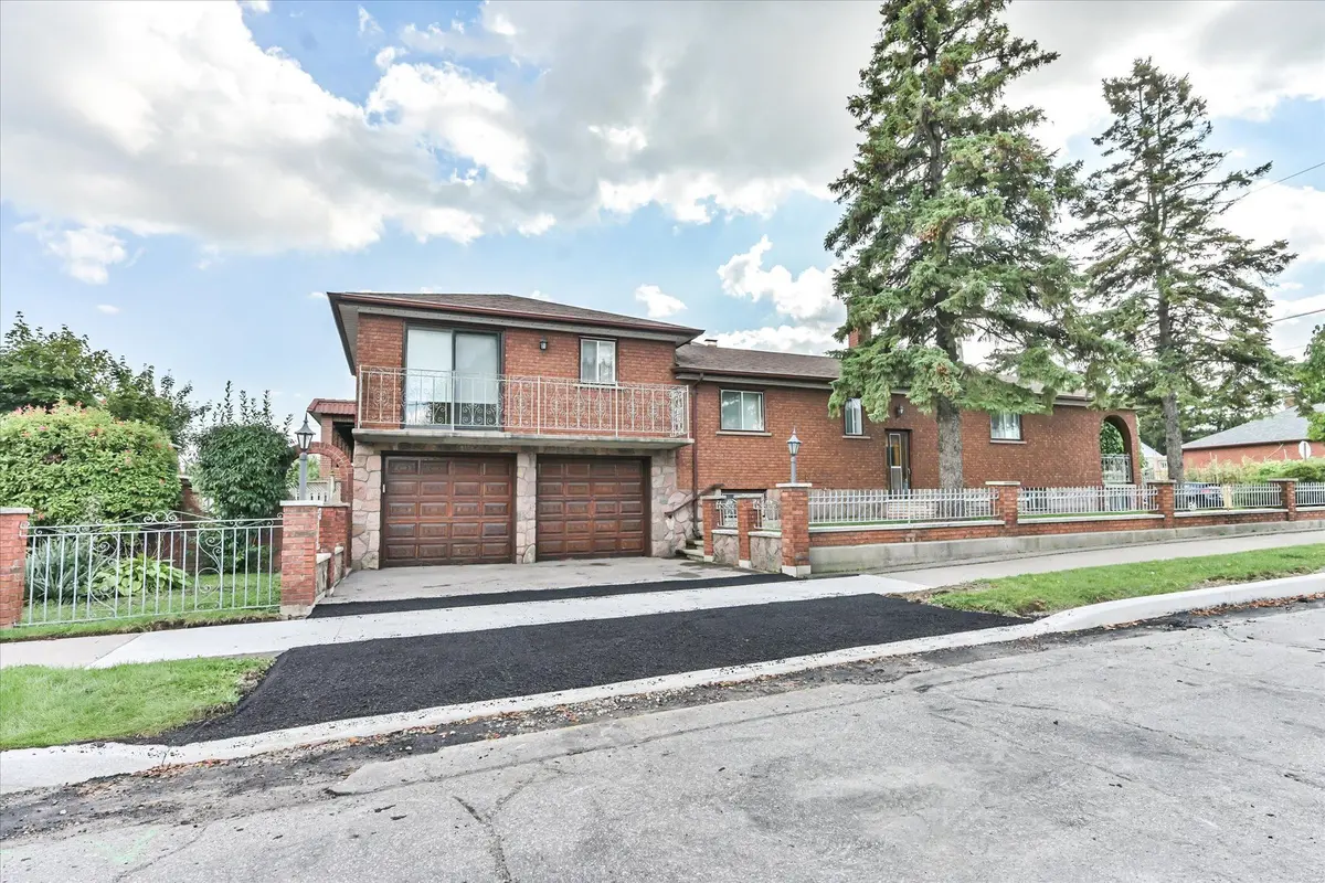 135 Jay ST, Toronto W04, ON M6L 2M3