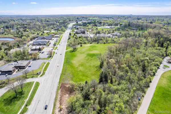 8152 S SAGINAW ST, Grand Blanc, MI 48439