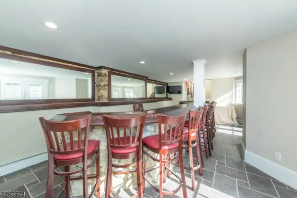 1 Brook Valley Ter, Kinnelon Boro, NJ 07405