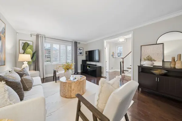 19 Newbury LN, Toronto C07, ON M3H 1H6