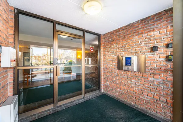 580 Mary ST E #105, Whitby, ON L1N 2R3