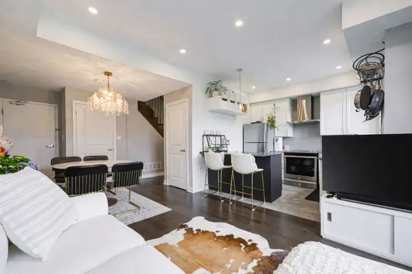 196 Pine Grove RD #3, Vaughan, ON L4L 0H8