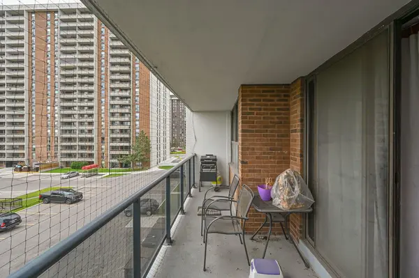 21 Knightsbridge RD #403, Brampton, ON L6T 3Y1