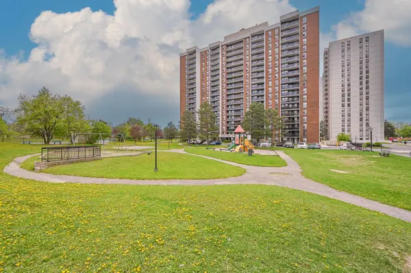 21 Knightsbridge RD #403, Brampton, ON L6T 3Y1