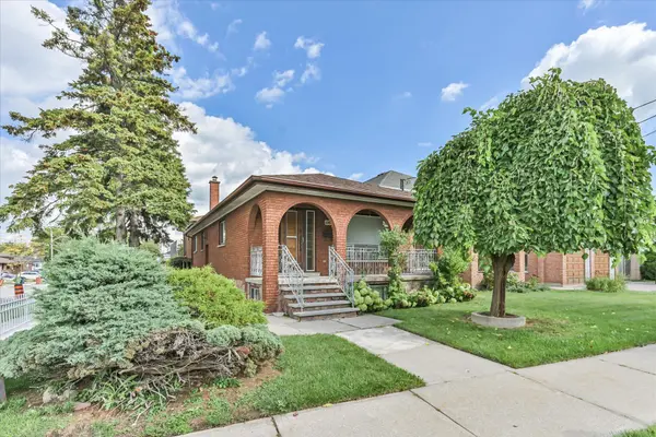 135 Jay ST, Toronto W04, ON M6L 2M3