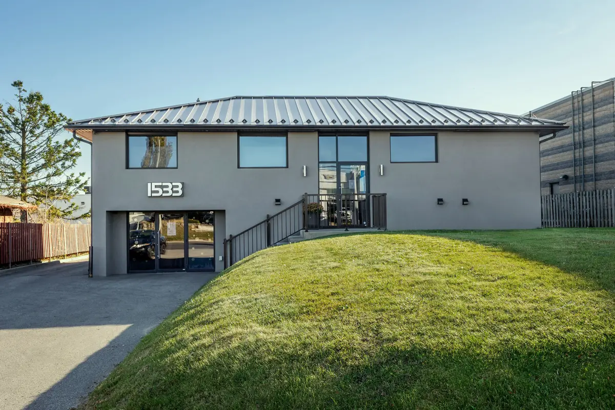 1533 Dundas ST E, Whitby, ON L1N 2K6