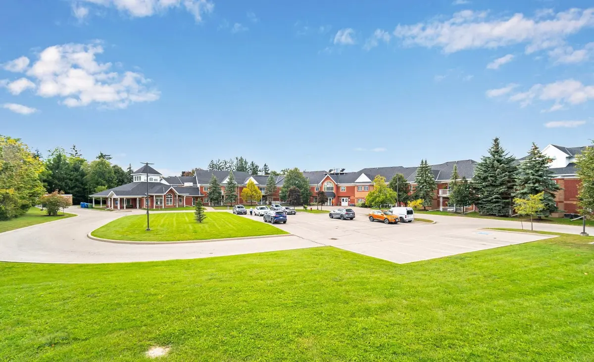 75 Treelawn BLVD #216, Vaughan, ON L0J 1C0