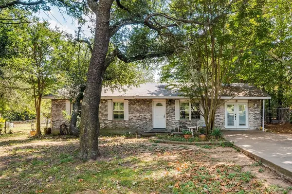 407 E Oakdale Street, Keene, TX 76059