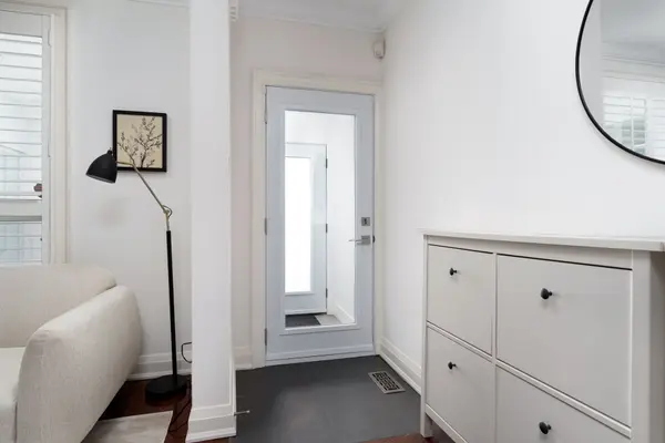 283 Lansdowne AVE, Toronto C01, ON M6K 2W2