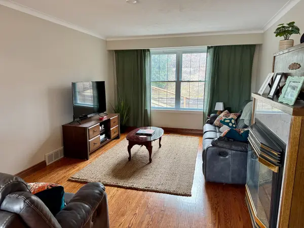 584 Arnhem DR, Oshawa, ON L1G 2J6