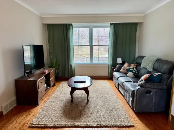 584 Arnhem DR, Oshawa, ON L1G 2J6