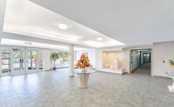 75 Treelawn BLVD #216, Vaughan, ON L0J 1C0