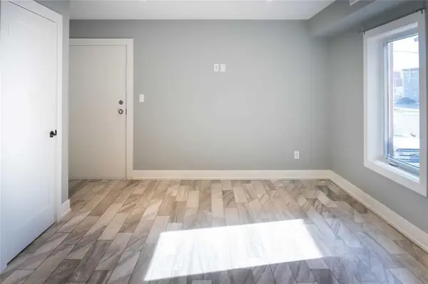 2 Hyde AVE, Toronto W03, ON M6M 1J3