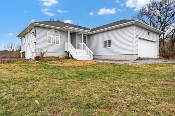 3081 Barnaby CT, South Frontenac, ON K0H 1H0