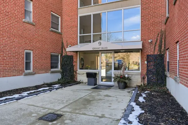 9 GRANT BLVD #106, Hamilton, ON L9H 4L5