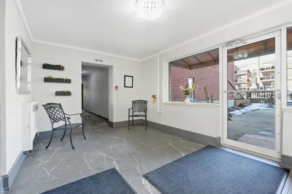 9 GRANT BLVD #106, Hamilton, ON L9H 4L5