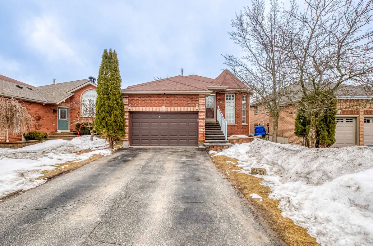 25 Crompton DR, Barrie, ON L4M 6N1