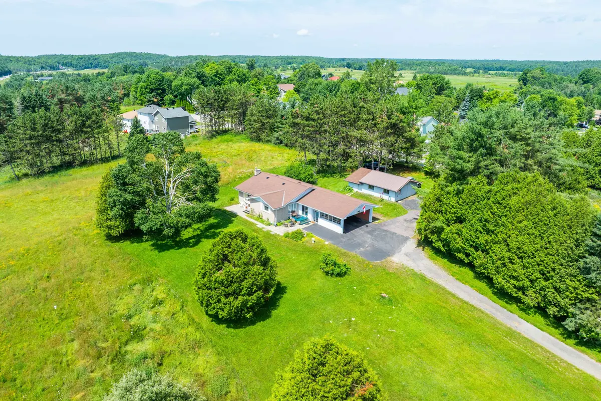 8 Dandelion LN, Bracebridge, ON P1L 1W8