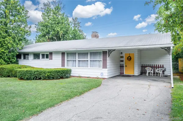 1814 Carmanbrook Pkwy, Flint, MI 48507