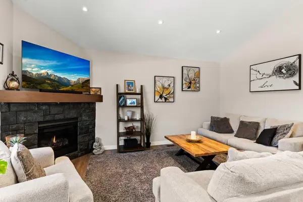 18 Drake Landing ST, Okotoks, AB T1S 0P7