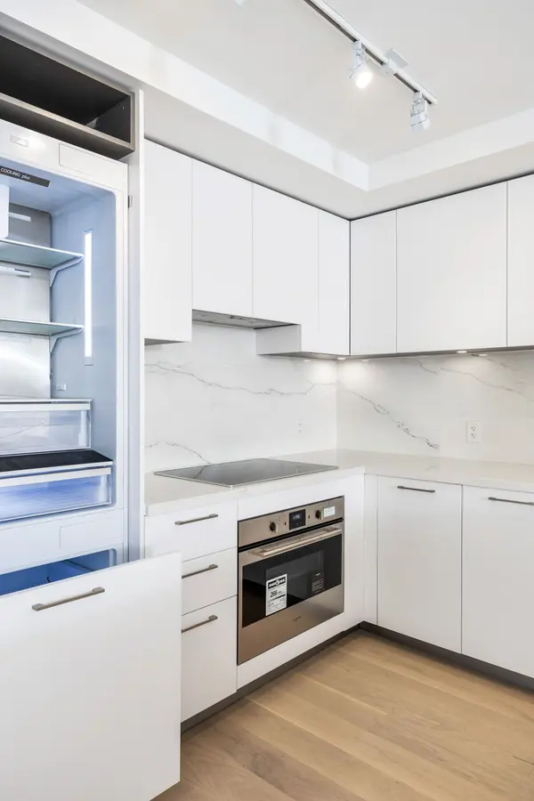 33 Frederick Todd WAY #805, Toronto C11, ON M4G 0C9