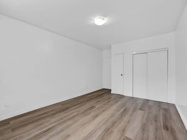 275 Wentworth ST W #404, Oshawa, ON L1J 1N1