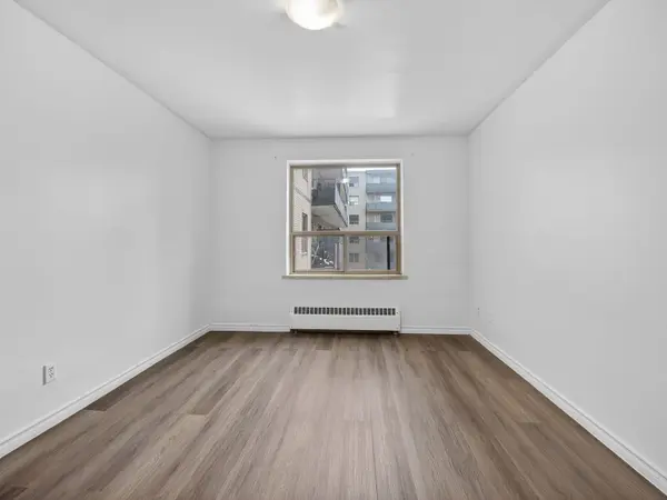 275 Wentworth ST W #404, Oshawa, ON L1J 1N1