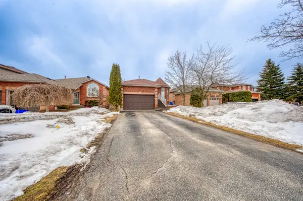 25 Crompton DR, Barrie, ON L4M 6N1