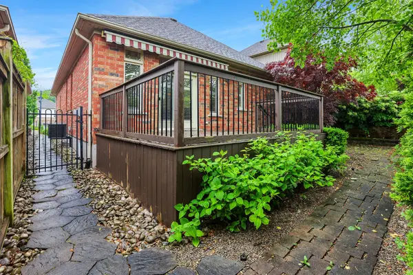 8 Muscat DR #4, Grimsby, ON L3M 5S7