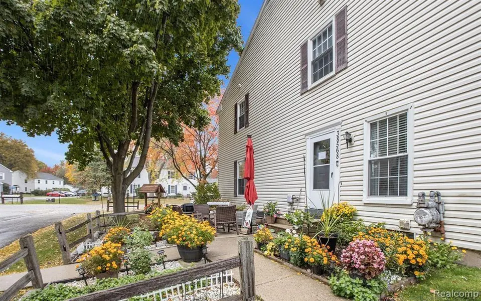 38568 Capetown CT, Clinton Charter Township, MI 48038