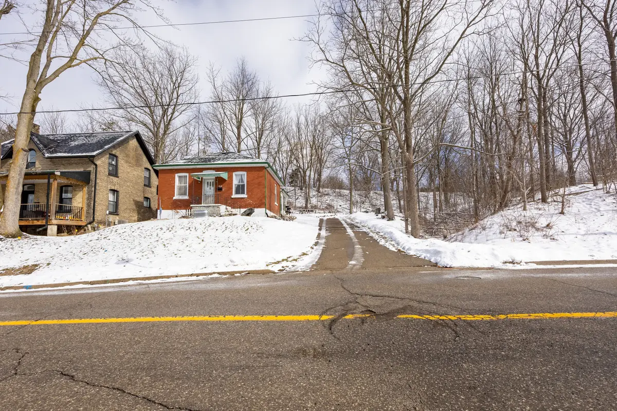 111 Broadway ST W, Brant, ON N3L 2Z4