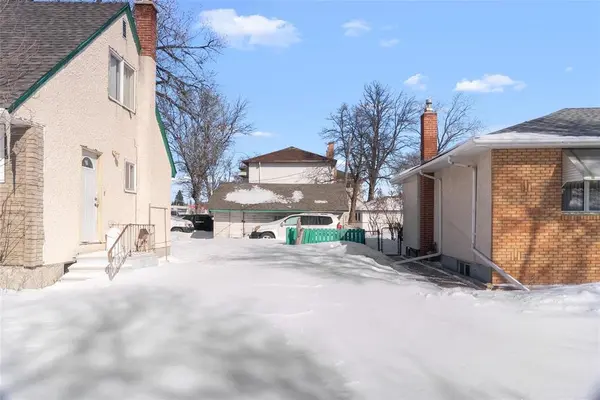 1081 Atlantic AVE, Winnipeg, MB R2X 1L7