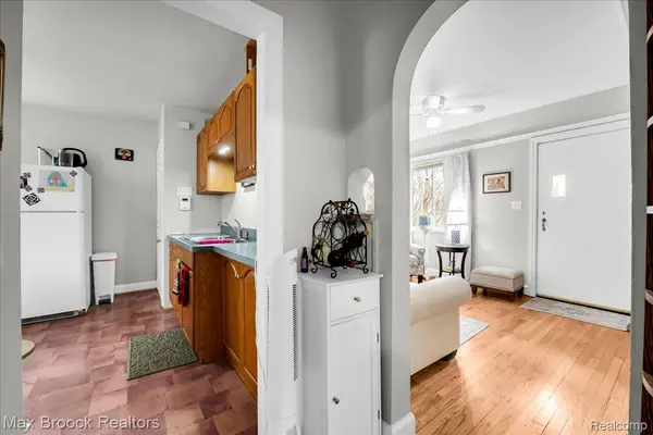 2208 Avondale ST, Sylvan Lake, MI 48320