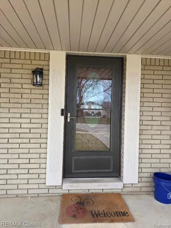 3927 Anvil DR, Troy, MI 48083