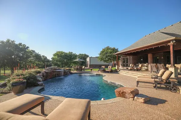 1387 Shadow Lakes Drive, Wills Point, TX 75169