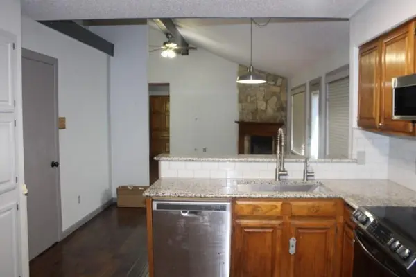 915 W Lovers Lane, Arlington, TX 76013