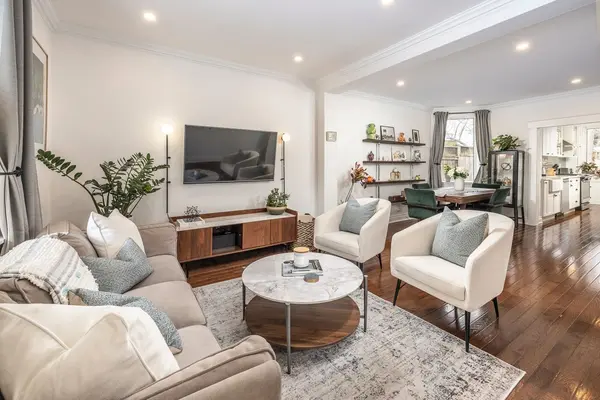 4 Felstead AVE, Toronto E01, ON M4J 1G2