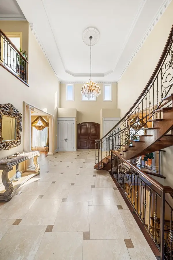 16 DEW DROP CT, Vaughan, ON L6A 1E9