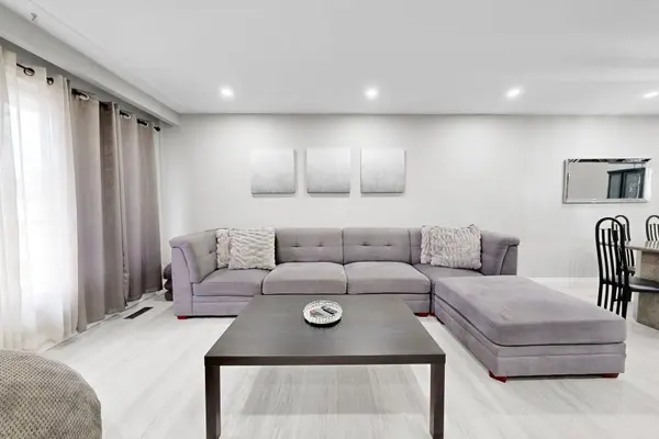 1149 Shadeland DR, Mississauga, ON L5C 1P2