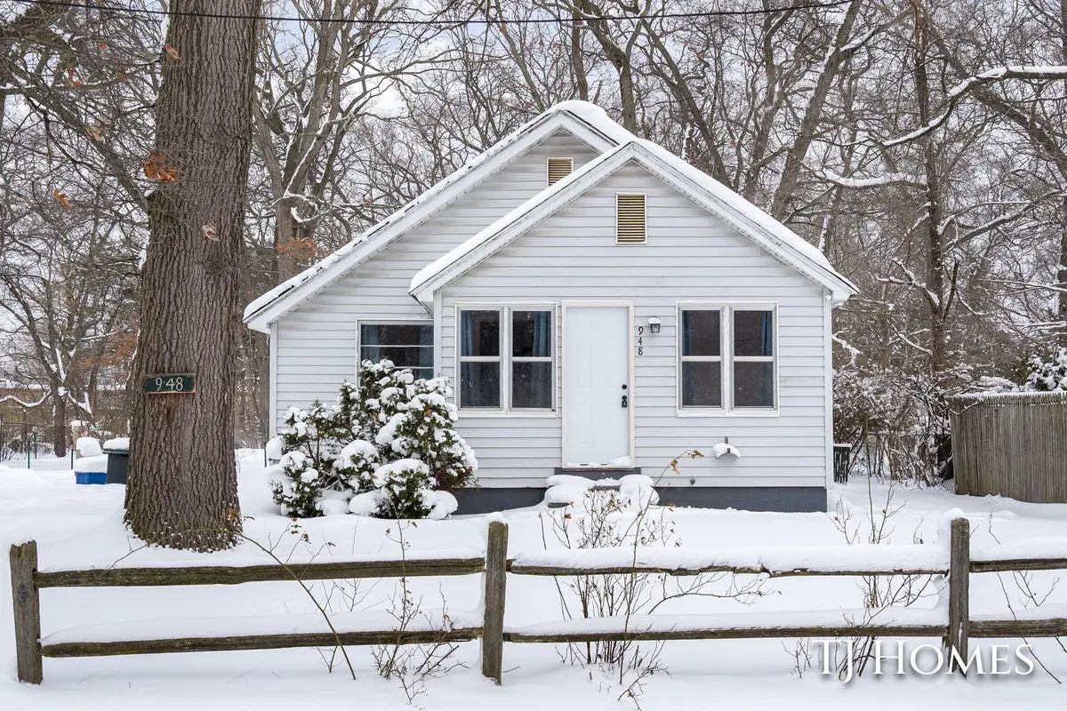 948 Becker RD, Muskegon Twp, MI 49445