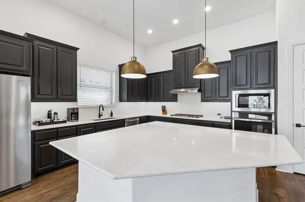 6221 Escarpment Drive, Fort Worth, TX 76112