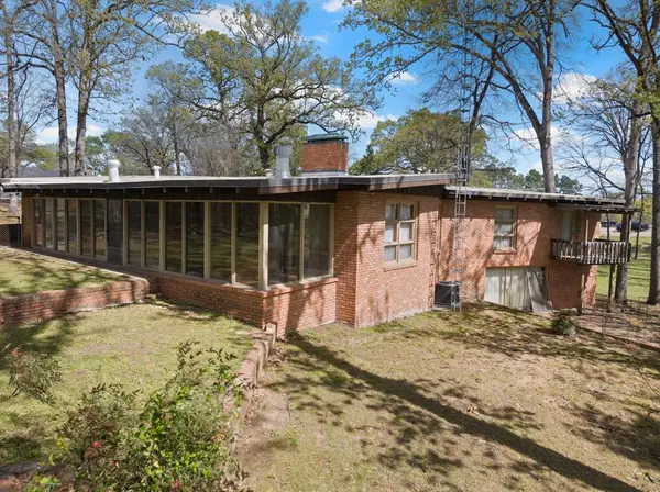 101 Bluebird Street, Mount Pleasant, TX 75455