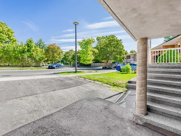 14 Roseville DR, Brampton, ON L6Y 2G8