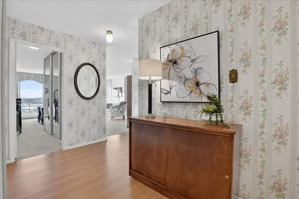 19 Woodlawn RD E #706, Guelph, ON N1H 7B1