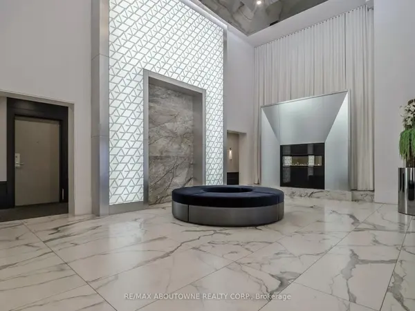 16 CONCORD PL #505, Grimsby, ON L3M 0J1