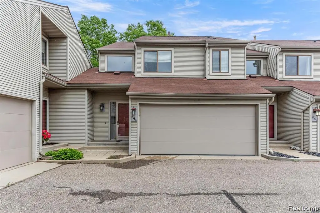 644 Ashley CIR, Rochester Hills, MI 48307