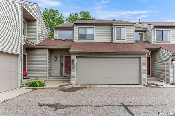 644 Ashley CIR, Rochester Hills, MI 48307