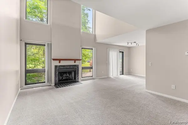 644 Ashley CIR, Rochester Hills, MI 48307