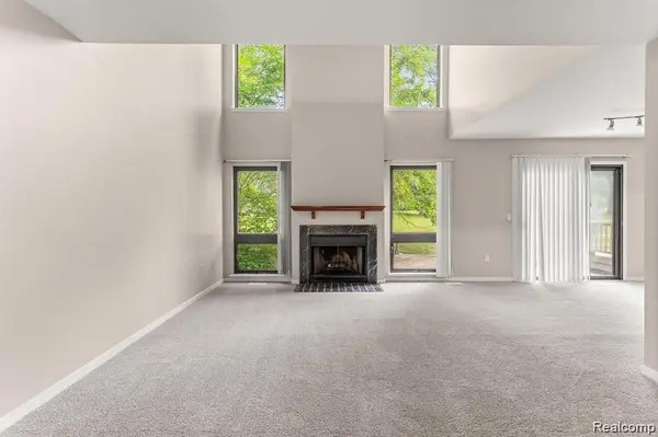 644 Ashley CIR, Rochester Hills, MI 48307