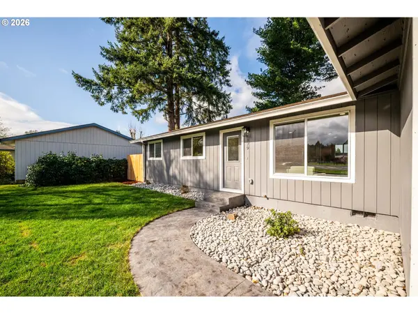 879 N BROADWAY ST, Estacada, OR 97023